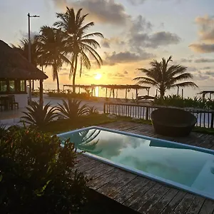 arenas-mahahual.quintano-roohotels.com/